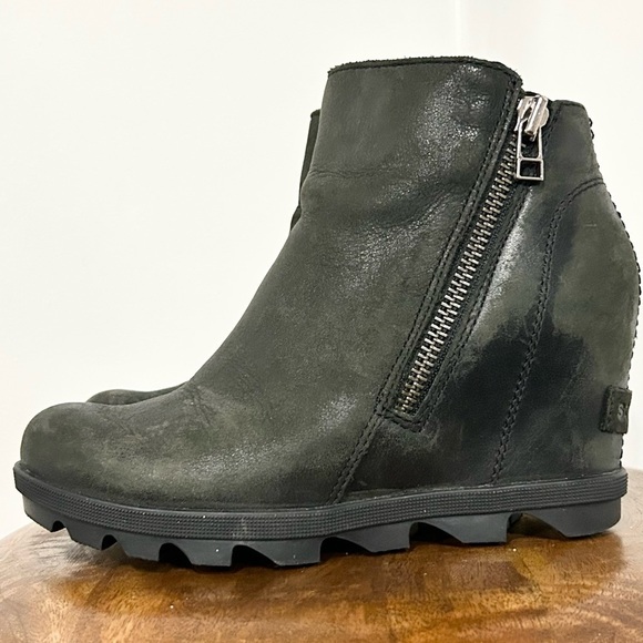 Sorel Joan of Arctic Wedge II Zip Distressed Leather Bootie Dark Green 6 - Picture 1 of 7